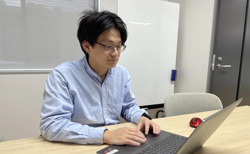 業務する水野さん