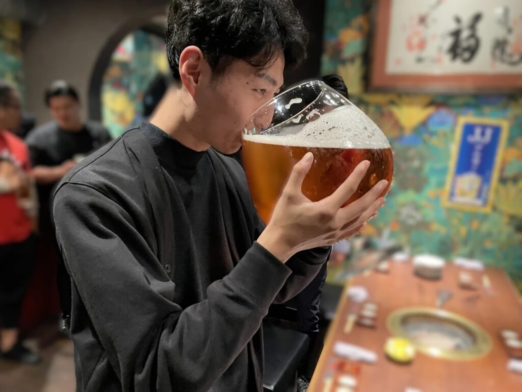 5周年祭で曙ジョッキを飲む髙石さん