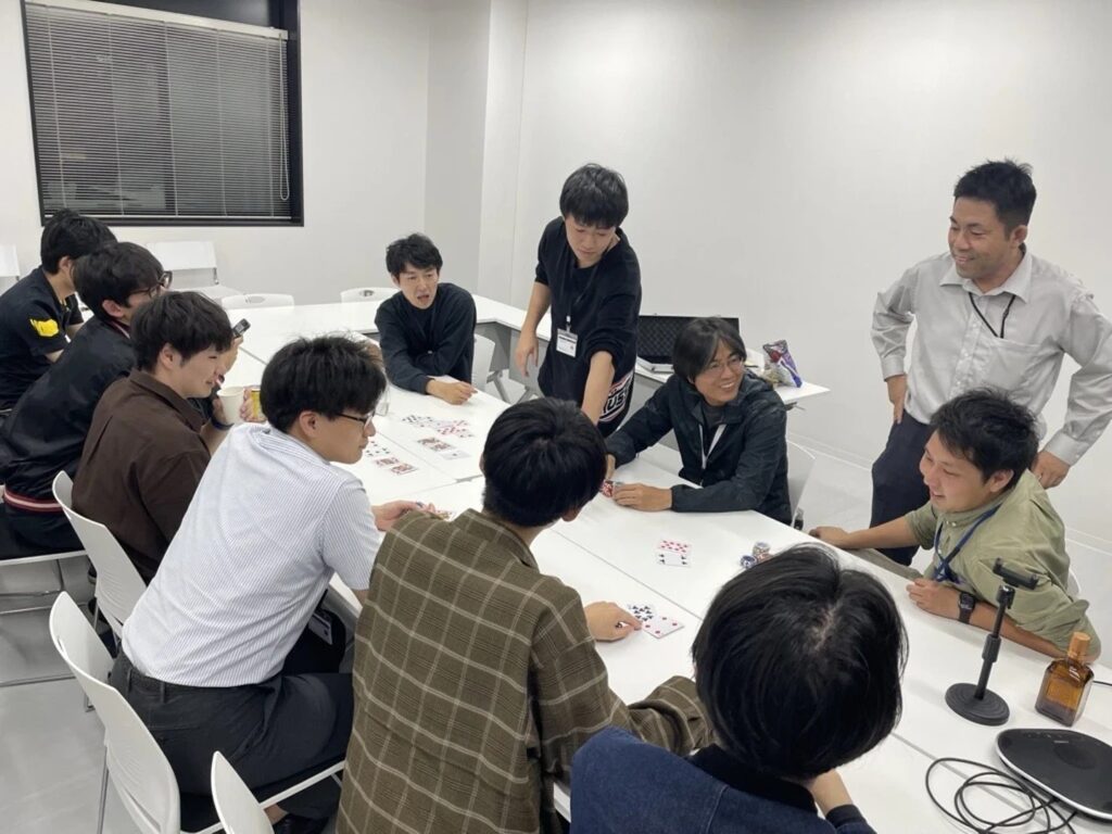 移転パーティー後のカードゲーム大会の様子