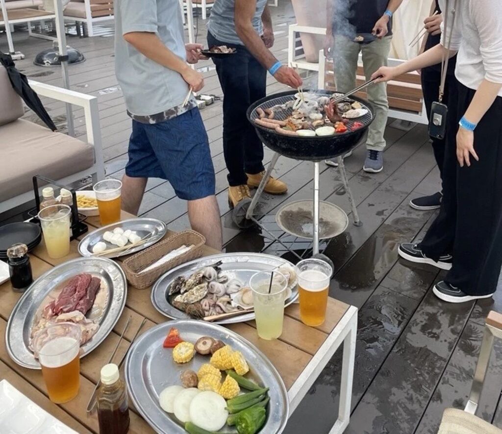 合宿中のバーベキューの風景