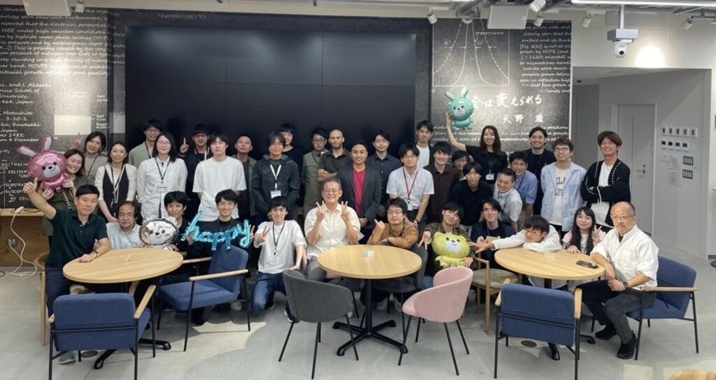 移転パーティー後の集合写真