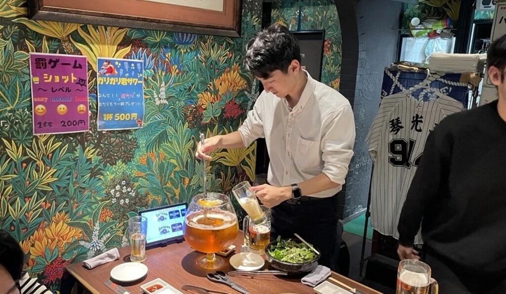 2025年周年祭 曙ジョッキをお玉で注ぐ様子