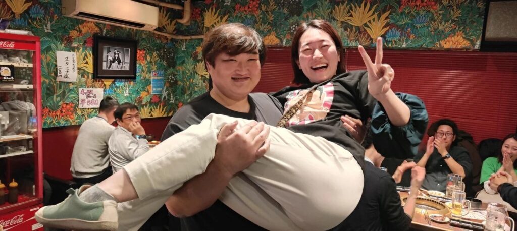 2025年周年祭 元大関琴光喜さんにお姫様抱っこされる西部さん